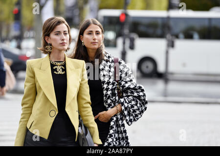 Sylvia Haghjoo (L), Julia Haghjoo (R) - Paris Fashion Week 2019/2020 - Frankreich Stockfoto