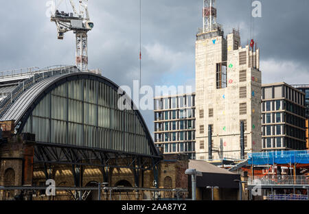 London, England, Großbritannien - 2 August 2019: Turmdrehkrane stand über die Baustelle von Google UK Büros neben dem viktorianischen Vordach von King's Cross Stockfoto