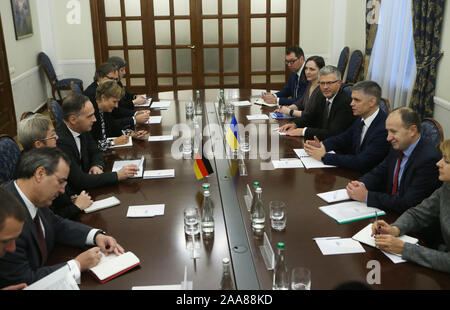 Kiew, Ukraine. Nov, 2019 19. Der ukrainische Außenminister Vadym Prystaiko (3. R) trifft sich mit seinem deutschen Kollegen Heiko Maas (4. L) in Kiew, Ukraine, Nov. 19, 2019. Die Ukraine rechnet mit 'Klar' bei der Lösung des Konflikts im Osten der Ukraine bei der kommenden Normandie format Gipfel, sagte der Präsident der Ukraine Volodymyr Zelensky am Dienstag. Credit: Sergey Starostenko/Xinhua/Alamy leben Nachrichten Stockfoto