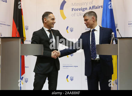 Kiew, Ukraine. Nov, 2019 19. Der ukrainische Außenminister Vadym Prystaiko (R) schüttelt Hände mit seinem deutschen Kollegen Heiko Maas in Kiew, Ukraine, Nov. 19, 2019. Die Ukraine rechnet mit 'Klar' bei der Lösung des Konflikts im Osten der Ukraine bei der kommenden Normandie format Gipfel, sagte der Präsident der Ukraine Volodymyr Zelensky am Dienstag. Credit: Sergey Starostenko/Xinhua/Alamy leben Nachrichten Stockfoto