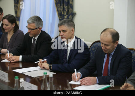 Kiew, Ukraine. Nov, 2019 19. Der ukrainische Außenminister Vadym Prystaiko (2. R) trifft sich mit seinem deutschen Kollegen Heiko Maas in Kiew, Ukraine, Nov. 19, 2019. Die Ukraine rechnet mit 'Klar' bei der Lösung des Konflikts im Osten der Ukraine bei der kommenden Normandie format Gipfel, sagte der Präsident der Ukraine Volodymyr Zelensky am Dienstag. Credit: Sergey Starostenko/Xinhua/Alamy leben Nachrichten Stockfoto