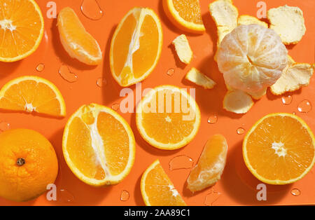 Verschiedene Schichten von Orange Zitrusfrüchte auf Orange Hintergrund Stockfoto