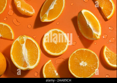 Verschiedene Schichten von Orange Zitrusfrüchte auf Orange Hintergrund Stockfoto