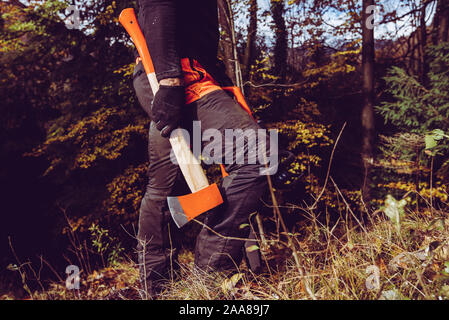 Woodcutter Mann mit Axt und Kettensäge - die Holzfäller Serie Stockfoto