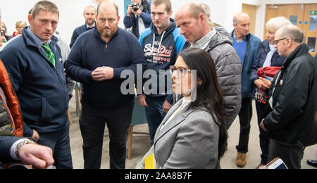 Kendal, Cumbria, Großbritannien. 20 Nov 2019 - Priti Patel, Home Secretary für das VEREINIGTE KÖNIGREICH, Konferenz Landwirte in einen Auftritt auf der J36 Crooklands Vieh Mart, zur Unterstützung der konservativen Kandidaten, James Airey, die in den Rn. Sitz von Westmorland und Lonsdale, von Tim Farron, der ehemalige Führer der Liberalen Demokraten statt. Credit: Wayne HUTCHINSON/Alamy leben Nachrichten Stockfoto