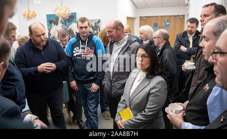 Kendal, Cumbria, Großbritannien. 20 Nov 2019 - Priti Patel, Home Secretary für das VEREINIGTE KÖNIGREICH, Konferenz Landwirte in einen Auftritt auf der J36 Crooklands Vieh Mart, zur Unterstützung der konservativen Kandidaten, James Airey, die in den Rn. Sitz von Westmorland und Lonsdale, von Tim Farron, der ehemalige Führer der Liberalen Demokraten statt. Credit: Wayne HUTCHINSON/Alamy leben Nachrichten Stockfoto