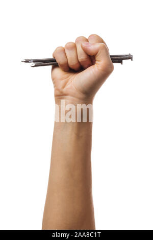 Weibliche Hand oben hält Nägel auf weißem Hintergrund Stockfoto