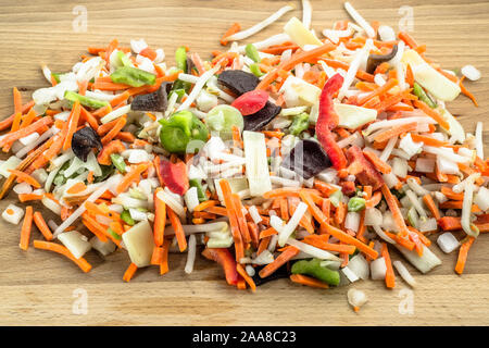 Chinesische Gemüse in Streifen geschnitten auf Holzbrett. Stockfoto