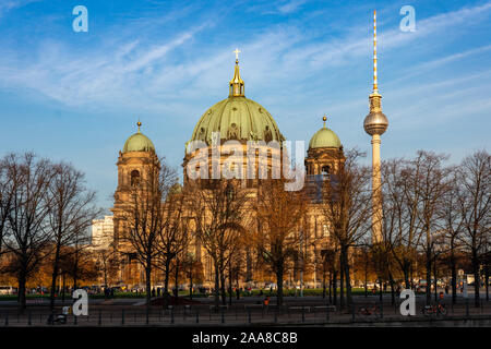 Der Berliner Dom (links) und der Berliner Fernsehturm (Fernsehturm) in Berlin. Aus einer Reihe von Fotos in Deutschland. Foto Datum: Th Stockfoto