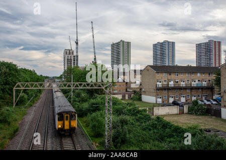 London, England, UK - Juni 1, 2019: eine größere Anglia Pendlerzug übergibt die Gehäuse der Alma Immobilien zu erwägen, das Ende in der North London subu Stockfoto