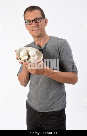Mann mit Pilz auf weißem Hintergrund Stockfoto