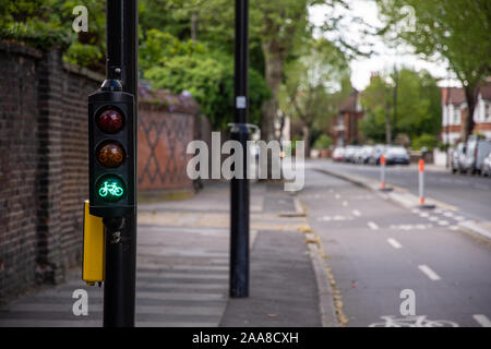 Brentford, England, Großbritannien - 4. Mai 2019: ein Radfahrer 'low-level Ampel Set gibt ein grünes Licht auf dem Boston Manor Road cycleway in West London. Stockfoto