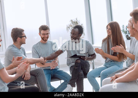 Junge Leute begrüßen sich auf dem Seminar Stockfoto