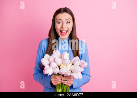 Foto von erstaunlichen Frau unerwartet große Frische weiße Tulpen Bündel in der Hand am besten vom 8. März immer blau gepunktete Hemd tragen rosa Farbe Hintergrund isoliert Stockfoto