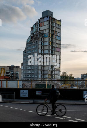 London, England, Großbritannien - 16 April 2018: ein Radfahrer sieht auf den Abriss von einem Hochhaus Rat Gehäuse Tower Block auf der Süden Kilburn Immobilien in t Stockfoto