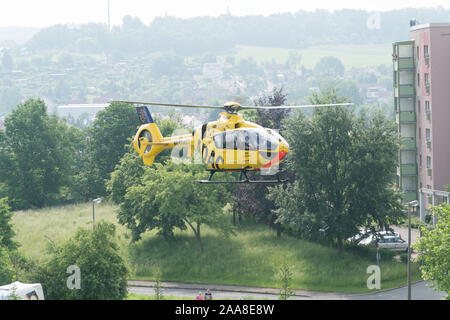 GERA, Deutschland - 29. Mai 2016: Adac Hubschrauber und Krankenwagen Stockfoto