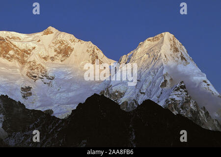 Abendlicht am Kabru (links) und Rathong Gipfel der Kangchenjunga Region Osten Nepals Stockfoto