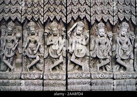 17. Jahrhundert Fries mit geschnitzten Holzfiguren in eine Tempelanlage in Patan im Kathmandu-Tal, Nepal Stockfoto