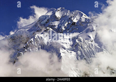 Am Nachmittag Nebel und Wolken zu sammeln, um eine Spitze, bekannt als The Twins in der Kangchenjunga Region Osten Nepals Stockfoto