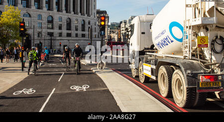 London, England, Großbritannien - 4. Mai 2016: Radfahrer fahren an einem Bau Lkw auf dem Londoner getrennten CS 6 cycle Superhighways auf Blackfriars Bridge. Stockfoto