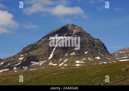 Eine der Studlah Gipfeln oberhalb des Dorfes Faskrudfjordur, Osten Fjorden region, Eastern Island. Stockfoto