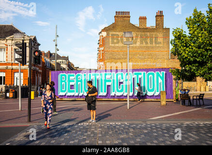 London, England, UK - 21. Juli 2015: Fußgänger überqueren einer Straße am Windrush Square in Brixton, einem Stadtteil von London erleben gentrifica Stockfoto