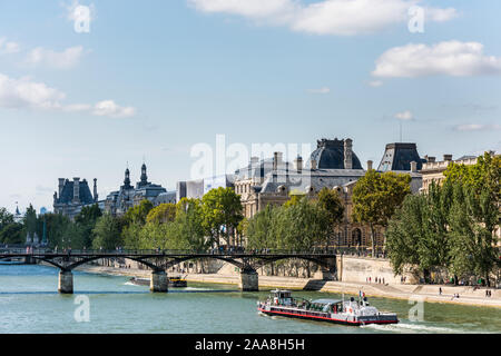 Auf dem Dach des Louvre Museum am rechten Ufer der Seine Rive, in der Innenstadt von Paris, Frankreich Stockfoto