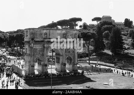Ein 35-mm-Film schwarz-weiß Foto der Triumphbogen des Konstantin, vom Kolosseum in Rom genommen Stockfoto