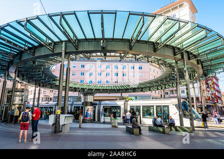 Ein citadis-Straßenbahn ist Stationierung am Bahnhof Homme de Fer, dem verkehrsreichsten Bahnhof der CTS-Netzwerk in Straßburg, Frankreich, durch einen gläsernen Rotunde gekrönt Stockfoto