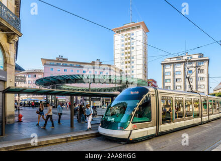 Eine Eurotram Straßenbahn ist Stationierung am Bahnhof Homme de Fer, der Knotenpunkt des CTS-Netzwerk in Straßburg, Frankreich, durch einen gläsernen Rotunde gekrönt. Stockfoto