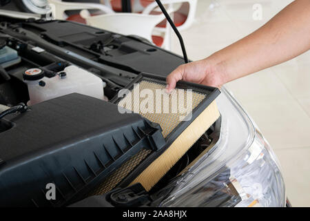 Hand ein Mann ändern und Luftfilter Pkw im Motorraum prüfen Stockfoto