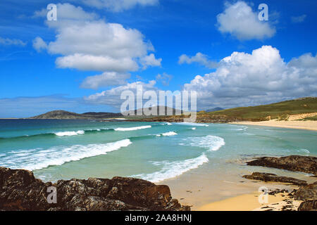 Leistungsschalter roll in weißen Sandstrand an der Bucht von horgabost Scarasta, Harris, Äußere Hebriden, Westschottland Stockfoto