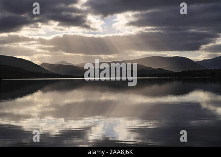 Sonnenstrahlen und beleuchtete Wolken über Loch Tulla, Rannoch Moor, schottischen Highlands, UK. Stockfoto