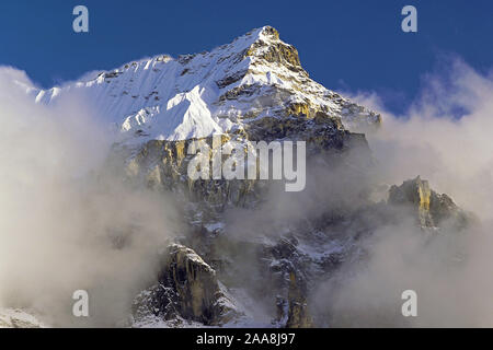 Nachmittag Nebel und Wolken sammeln sich um die dramatischen Klippen und Gipfel eines un-named Peak in der kangchenjunga Region Ost Nepal Stockfoto