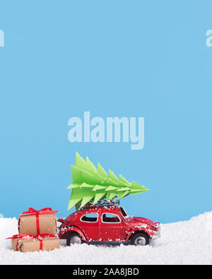 Kreative Weihnachten Hintergrund mit Spielzeug Auto Volkswagen Beetleand Kissen von Schnee Stockfoto