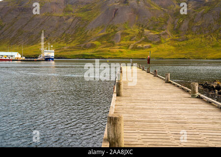 Hölzernen Pier in der Bucht, Island Stockfoto