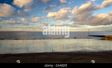 Fluffy Clouds Drift über der Nordsee am Firth von Firth, vom Strand von Portobello in Edinburgh. Stockfoto