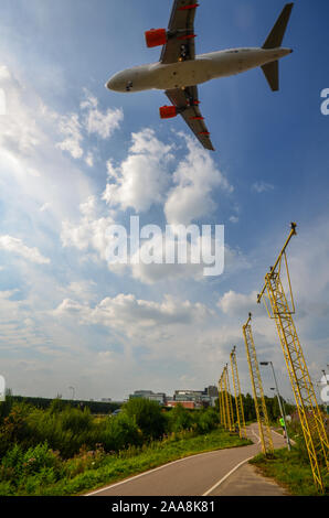 Crawley in England, Großbritannien - Juli 26, 2014: Ein Flugzeug steigt in London Gatwick Flughafen zu landen Stockfoto