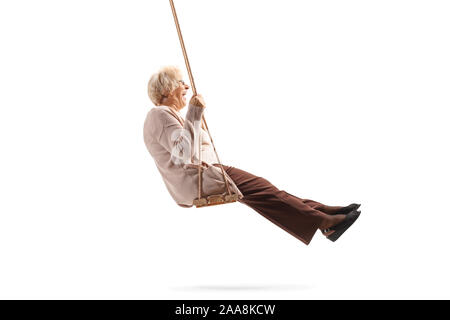Volle Länge Profil geschossen von einer älteren Dame auf ein hölzernes Schwingen auf weißem Hintergrund Stockfoto