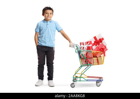In voller Länge Porträt eines Jungen mit einem Warenkorb mit präsentiert auf weißem Hintergrund posiert Stockfoto