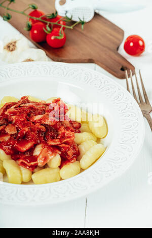 Speck und Tomate Gnocchi Pasta Stockfoto