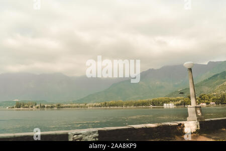 Panoramablick auf die Landschaft unberührten Schönheit der weltberühmten Dal Lake, Srinagar, Jammu und Kaschmir, Indien. Die Großen Himalaya Spektrum cloudscape bei einer di Stockfoto