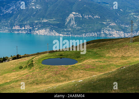 Gardasee und grünen Weiden in den italienischen Alpen, Blick vom Monte Baldo. Die Lombardei und Venetien, Italien, Südeuropa Stockfoto