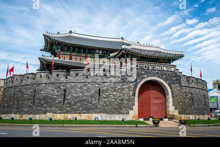 Hwaseong Festung South Gate aka Paldalmun Gate und sonnigen blauen Himmel in Suwon, Südkorea - Übersetzung: "Paldalmun Gate' Stockfoto