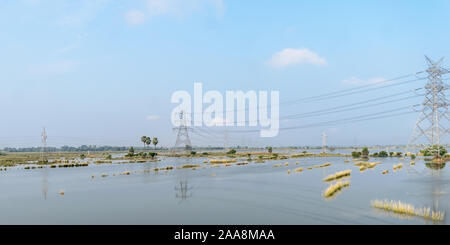 Landwirtschaftlichen Flächen durch Hochwasser betroffen. Anbau Felder überschwemmt. Eine Naturkatastrophe in der Landwirtschaft und den ökologischen Landbau durch aufgrund zu starker Regen als Sea-Level Stockfoto