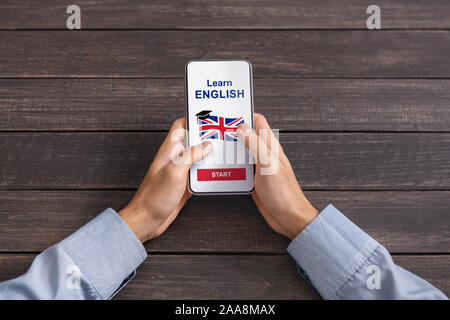 Man Hände mit Anwendung für Englisch Lernen auf dem Smartphone Stockfoto