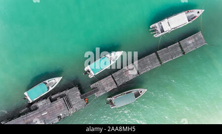 Ansicht von oben aus dem Himmel von Yacht Marina mit Sonnenterrasse Beleuchtung. Stockfoto