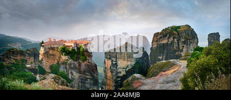 Mittelalterliche Meteora Kloster Varlaam auf einem Felsen Säule in der Meteora Berge, Thessalien, Griechenland. Panorama. Stockfoto