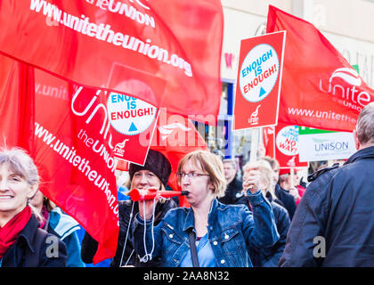 Menschen protestieren gegen die Regierung, während ein Polizist aufschaut. Dieser protestmarsch wurde gegen die massiven Bildungskürzungen der Regierung in FE abgehalten Stockfoto