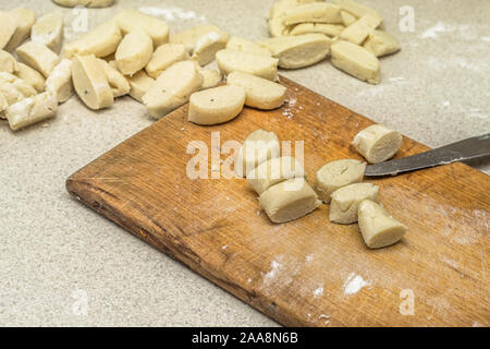 Rohe Kartoffel Knödel vorbereitet für das Kochen. Stockfoto